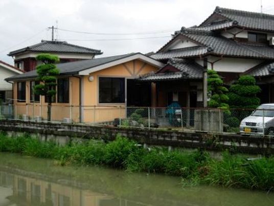 風景と建物の外観