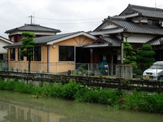 風景と建物の外観