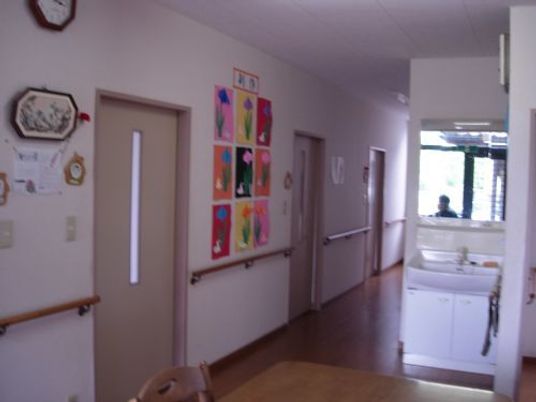 廊下に飾られたアート作品