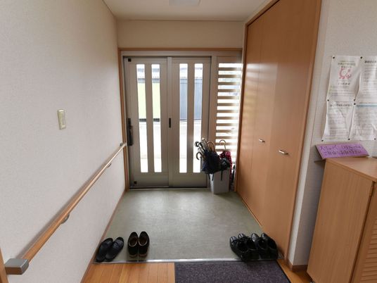 エントランスの手すり付き通路