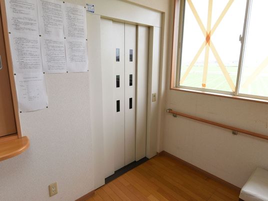 廊下のエレベーターと窓