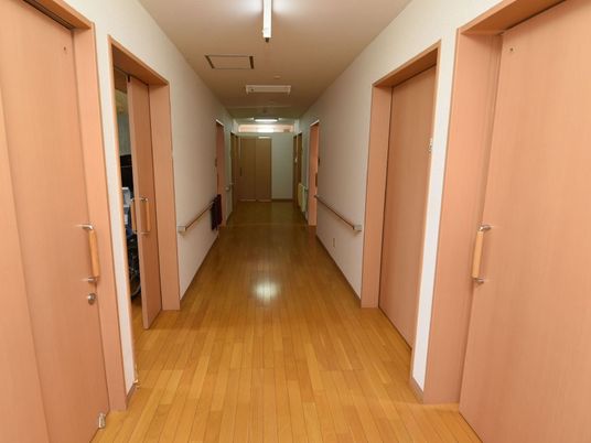 清潔な木目調の廊下