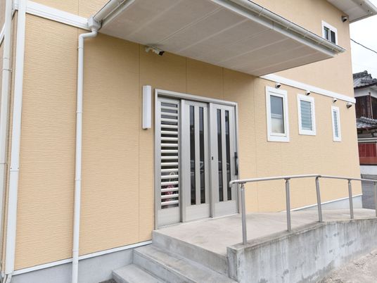 明るい建物のエントランス