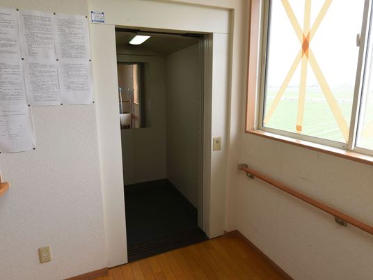 廊下から室内をのぞく