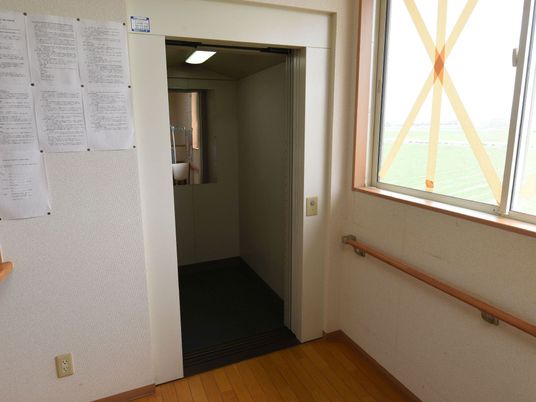 廊下から室内をのぞく