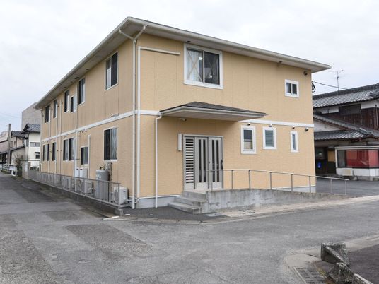 黄色い建物の外観