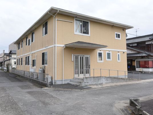 黄色い建物の外観