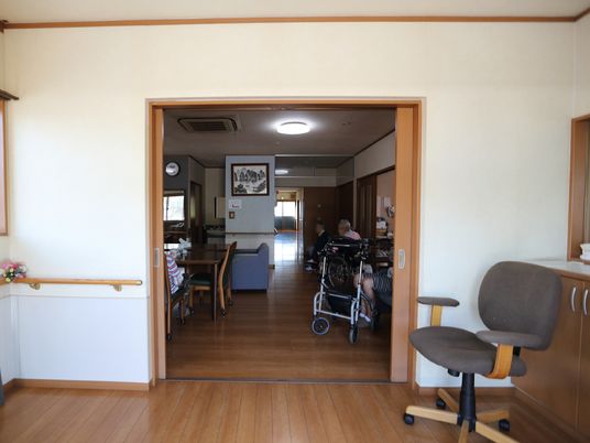 車椅子使用者のいる食堂