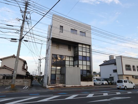 現代的な建物の外観