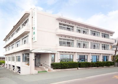 広い白い建物の外観