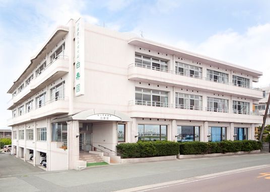 広い白い建物の外観