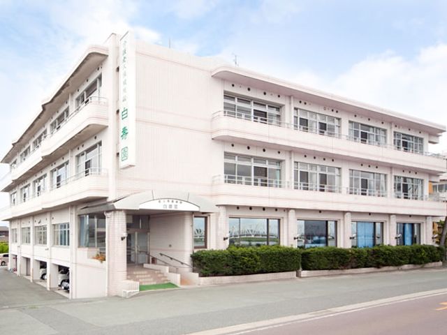広い白い建物の外観 外観 広々とした白い建物が印象的です。施設の外観は清潔感があります。