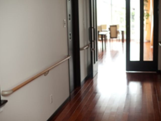 明るい廊下 廊下 明るい廊下は自然光が差し込み、心地よい環境が広がっています。移動がしやすい設計です。