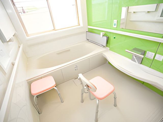 使いやすい浴室 浴室 窓から自然光が差し込み、明るく使いやすい空間です。移動補助のための椅子も設置されています。