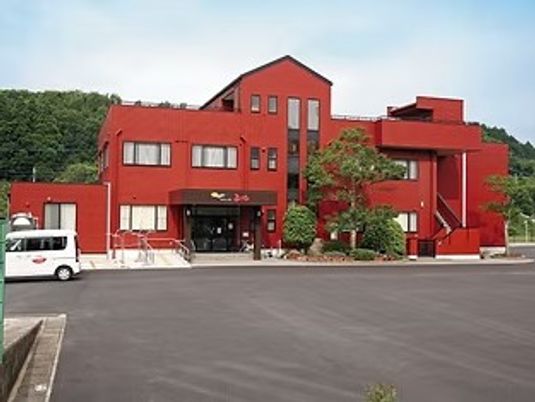 赤い建物の外観  