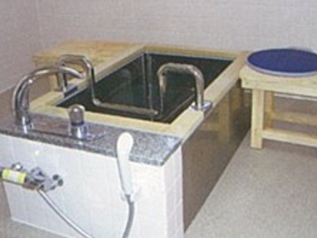 ゆったりした浴槽の浴室 浴室 広々とした浴槽で、ゆっくりとリラックスできる空間です。快適な水回りの設備が整っています。