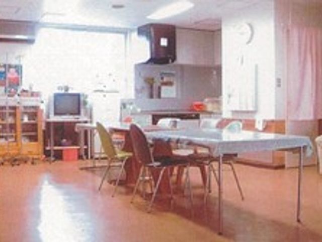 広いダイニングルーム ダイニングルーム 広々とした明るい空間で、利用者同士の交流や食事が楽しめるダイニングルームです。