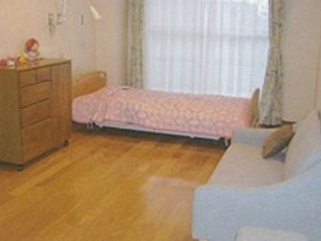 光が差し込む居室 居室 広々とした居室は、自然光がたっぷりと入り心地よい空間です。リラックスできるソファも配置されています。