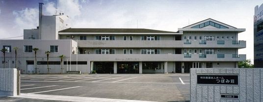 広い駐車場の外観
