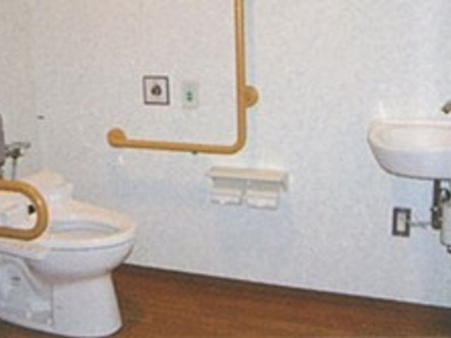 手すり付きトイレ トイレ 手すりが設置された安全なトイレです。高齢者の方も安心して利用できます。