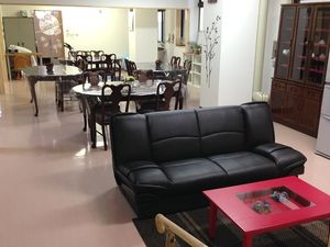 ソファのある食堂  