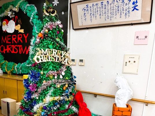 クリスマス装飾の食堂  
