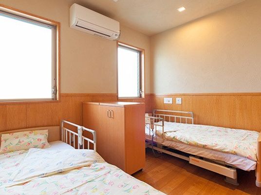 明るい居室のベッド  