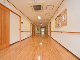 木目調の広々とした廊下