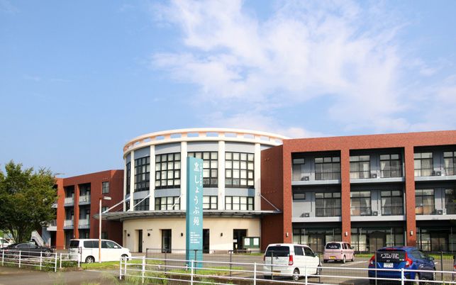 明るい建物の外観