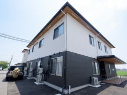 明るい外観の建物