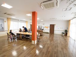 光あふれる居心地の良い食堂