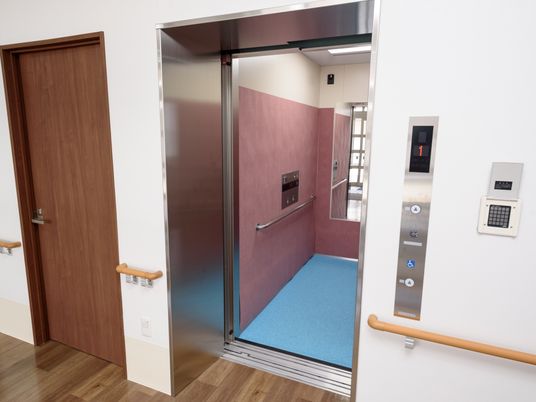 バリアフリーのエレベーター入口