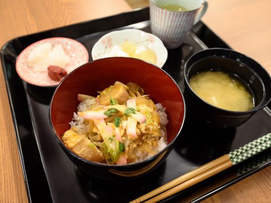 和食トレイのクローズアップ