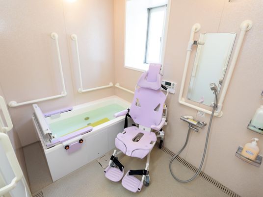 バリアフリー設計の浴室