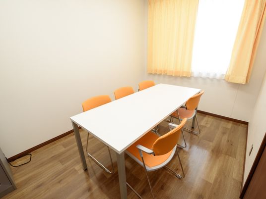 会議用テーブルと椅子