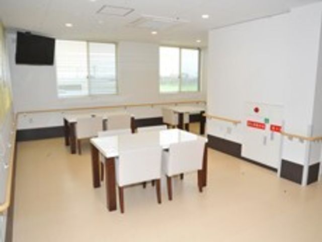 広々とした明るい多目的室 談話コーナー 明るく開放的な空間が広がる多目的室です。ここで様々なレクリエーションや活動が行われ、日々の生活に彩りを与えます。