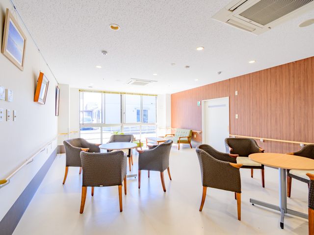 居心地良さそうな食堂 ラウンジ ゆったりとした食堂で、天井の高い開放感ある空間です。木の温もりを感じる家具が配置され、明るい光が差し込んでいます。