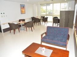 明るいラウンジの様子