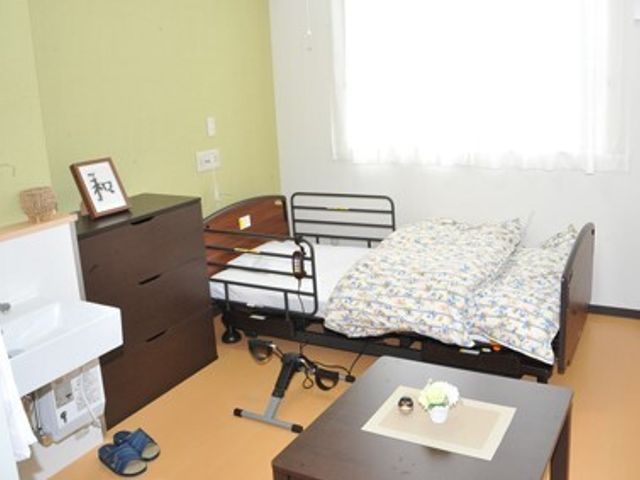 快適な個室の居室 居室 ゆったりとした個室で、落ち着いた色合いの家具が配置されており、快適にお過ごしいただけます。