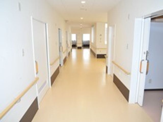 明るく広々とした廊下 廊下 手すりが設置された広い廊下ですので、利用者の方々が安心して移動できる環境が整っています。