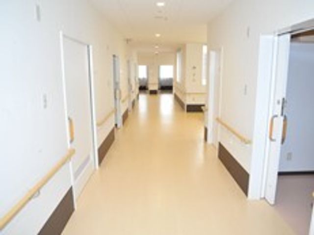 明るく広々とした廊下 廊下 手すりが設置された広い廊下ですので、利用者の方々が安心して移動できる環境が整っています。