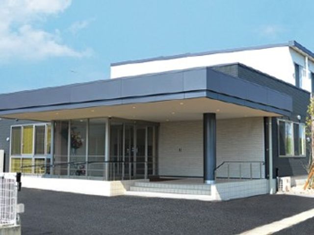 建物外観 外観   白とグレーを基調にした落ち着いた建物です。広い庇付きの出入口があり、雨の日でも出入りしやすそうです。