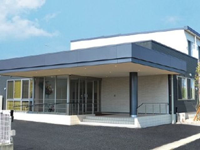 建物外観 外観   白とグレーを基調にした落ち着いた建物です。広い庇付きの出入口があり、雨の日でも出入りしやすそうです。