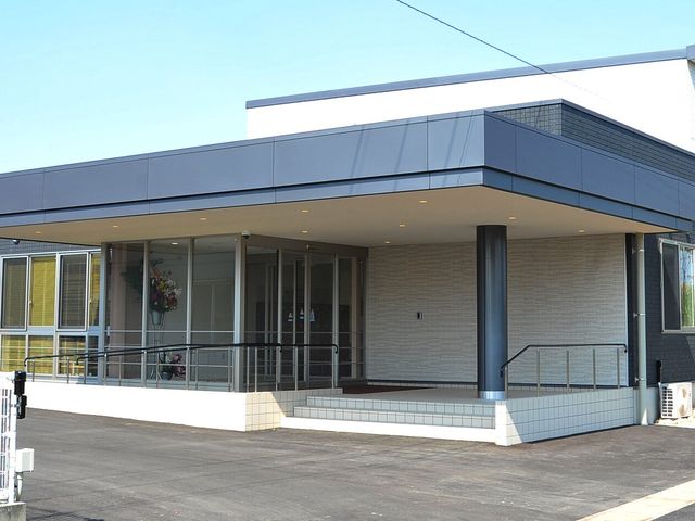 施設の外観 外観   シンプルで落ち着いたデザインの建物です。広い車寄せがあり、出入りしやすそうです。