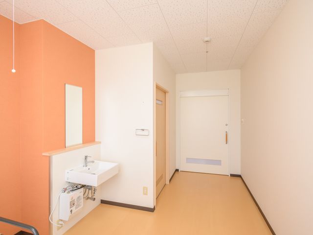 居心地の良い個室 居室 ゆとりある広さと落ち着いた色合いの個室です。快適な生活空間をお探しの方に適しています。