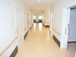 明るく清潔な廊下