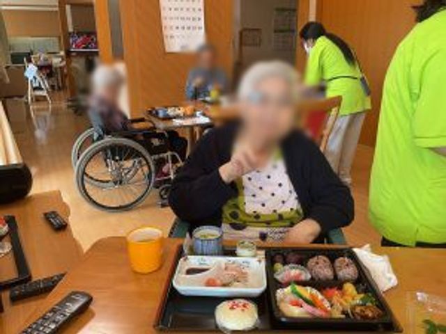 食事中の様子 ダイニングルーム 明るいダイニングルームでは、皆がリラックスしながら食事を楽しめます。車椅子の方にも優しい設計です。