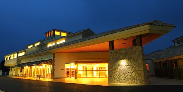 明るい照明のエントランス エントランス ゆったりとした広さのあるエントランスです。夜でも暖かい光がお出迎えし、安心を感じていただけます。