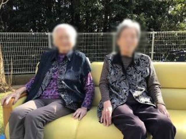 ベンチに座る人々 庭 庭のベンチでリラックスする様子です。自然を感じながら、ゆったりとした時間を過ごしています。