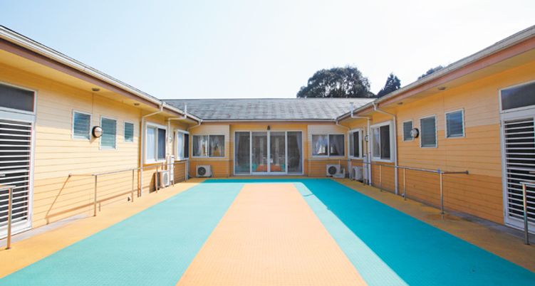 屋外から見た明るい中庭